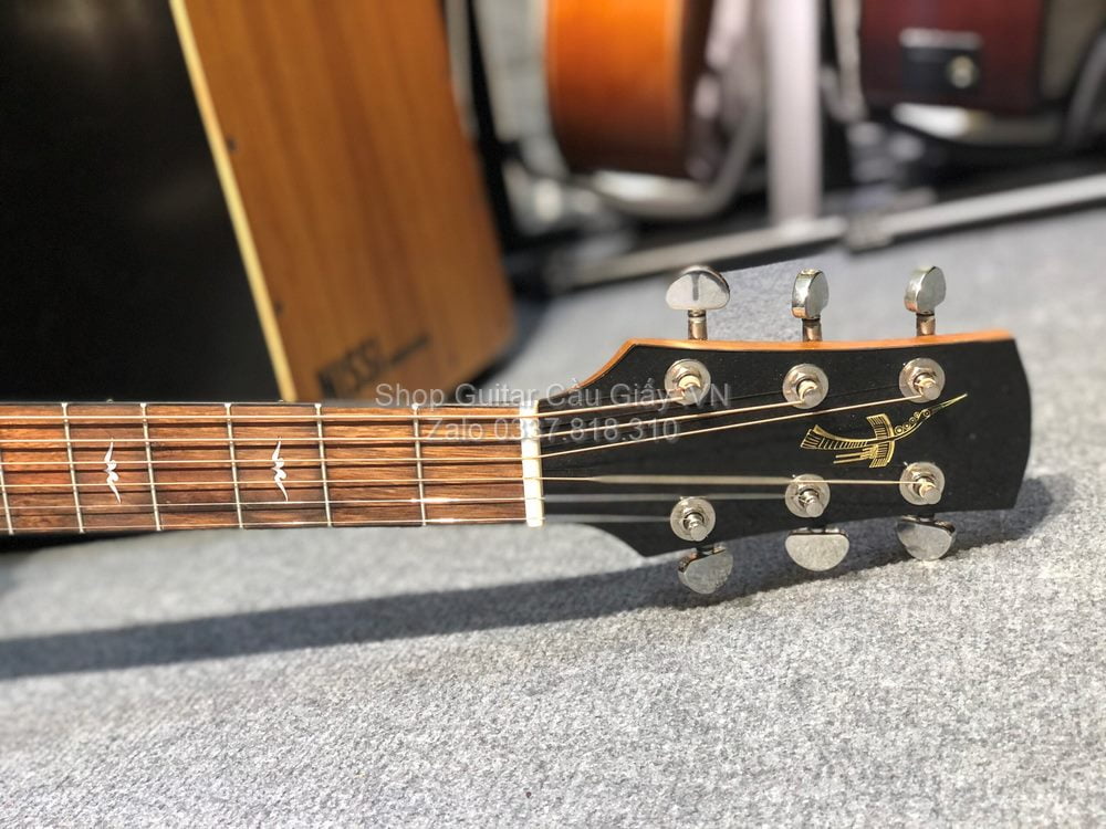 20 04 Thuan Guitar AT 02 Edge wm