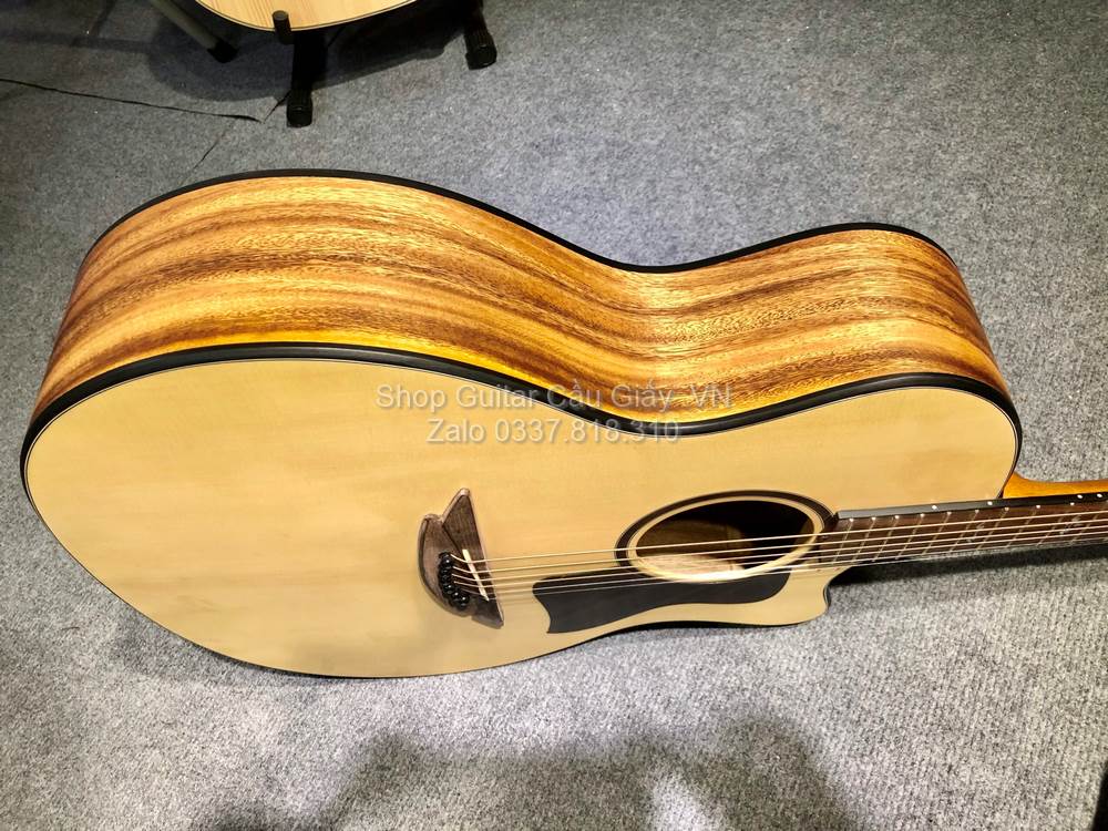 22 06 Thuan Guitar AT 03c Custom wm