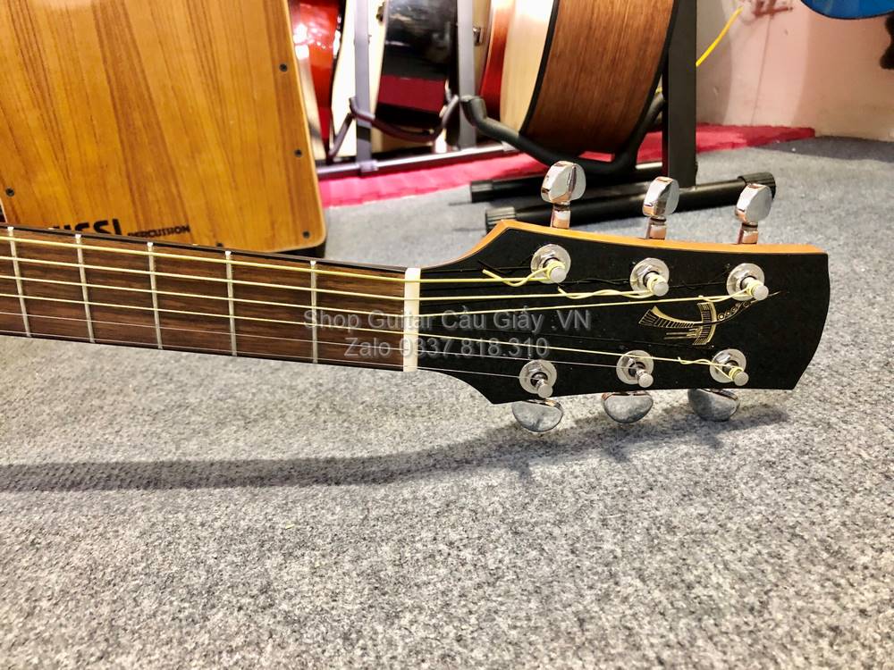 24 10 Thuan Guitar AT 02CX wm