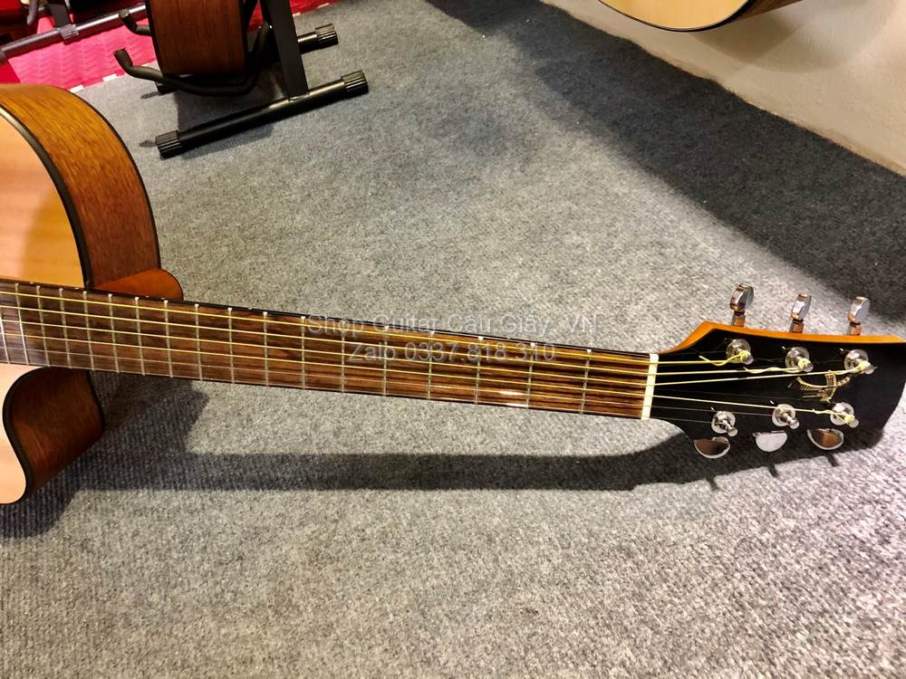 24 11 Thuan Guitar AT 02CX wm
