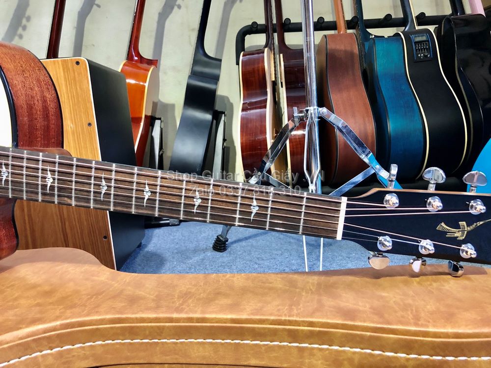 31 08 Thuan Guitar AT 02C Custom 2021 Dang Lakewood wm