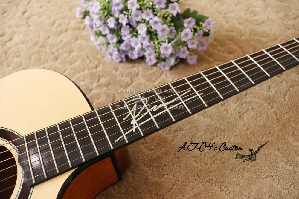 38 06 Thuan Guitar AT 04C 2020 Custom II wm