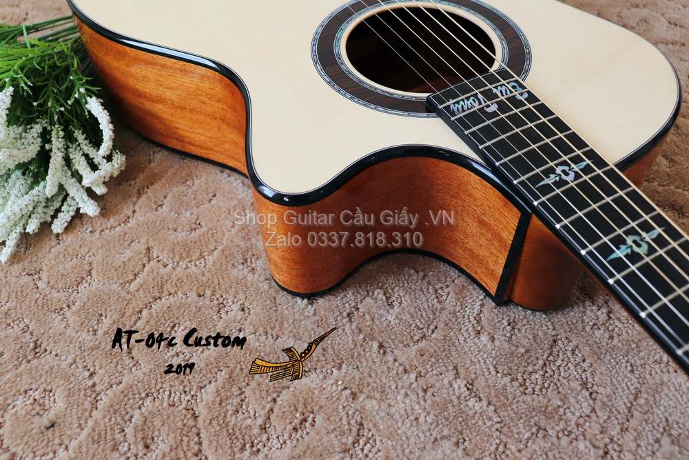 40 05 Thuan Guitar AT 04C Custom wm