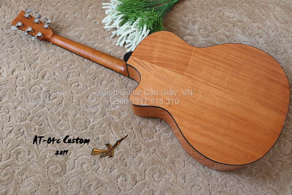 40 08 Thuan Guitar AT 04C Custom wm