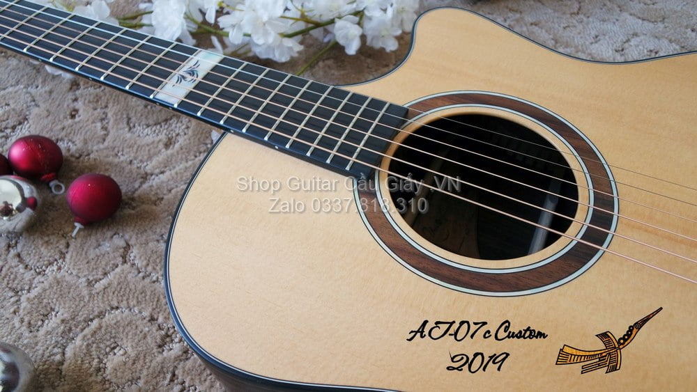 46 03 Thuan Guitar AT 07C Custom wm