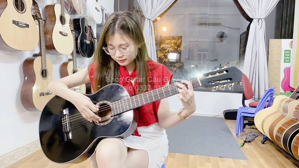 model 02 02 Dan Guitar Mini Tia Chop Viet DAM150 VB wm